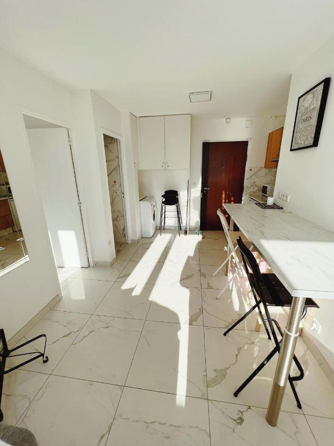 Apartment Near Subway And Supermarket Paris Exteriör bild