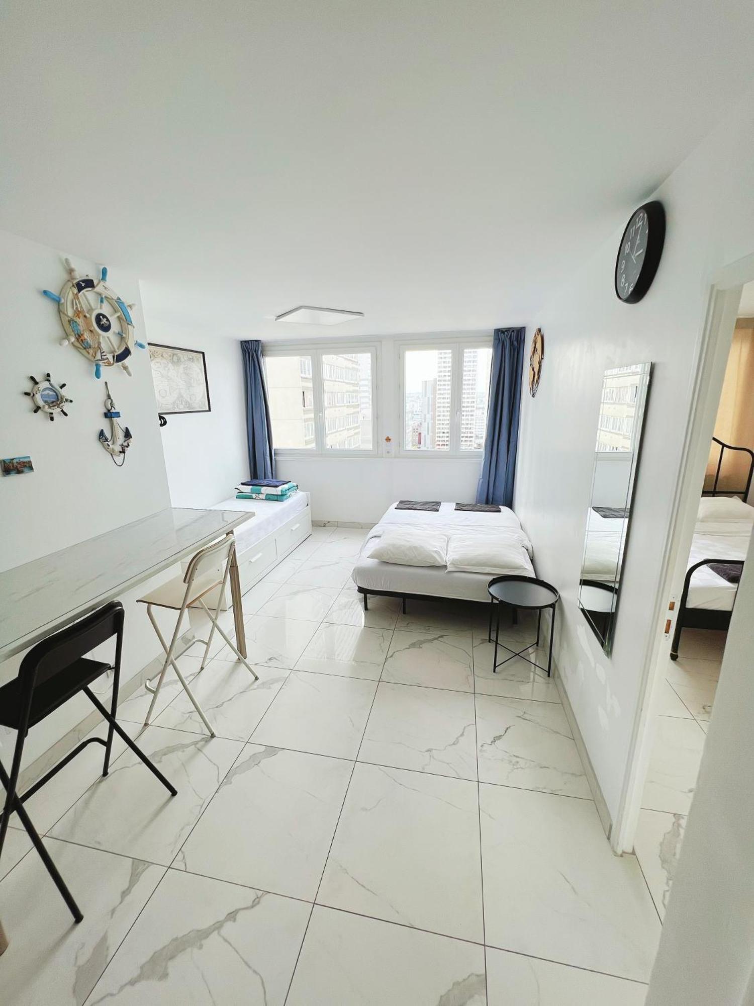 Apartment Near Subway And Supermarket Paris Exteriör bild
